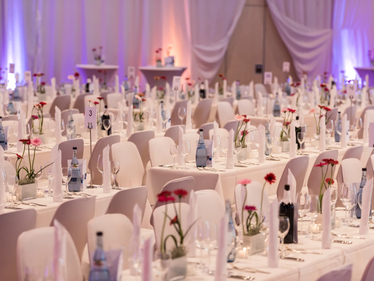 Innenansicht der Baumhainhalle mit festlich gedeckten Tischen