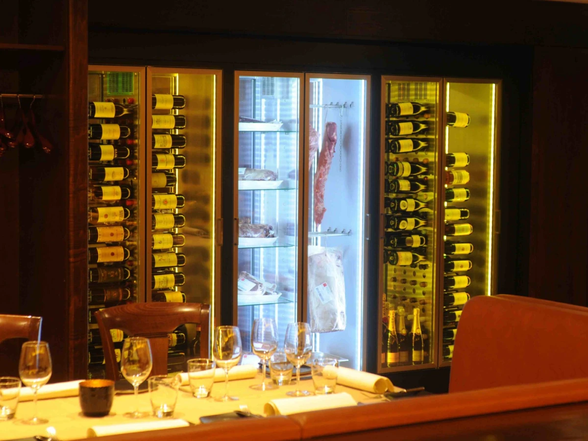 Innenansicht Restaurant Glasschrank mit Weinschrank