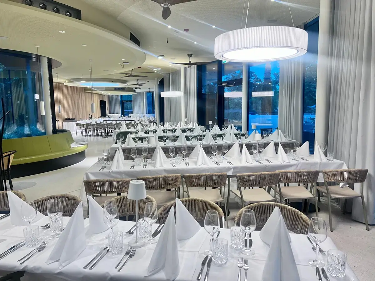 Innenansicht des Gondoletta mit festlich gedeckten Tischen