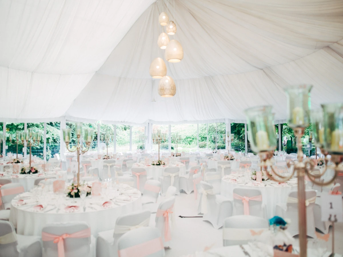 Innenansicht des VIP-Pavillon mit festlich gedeckten Tischen