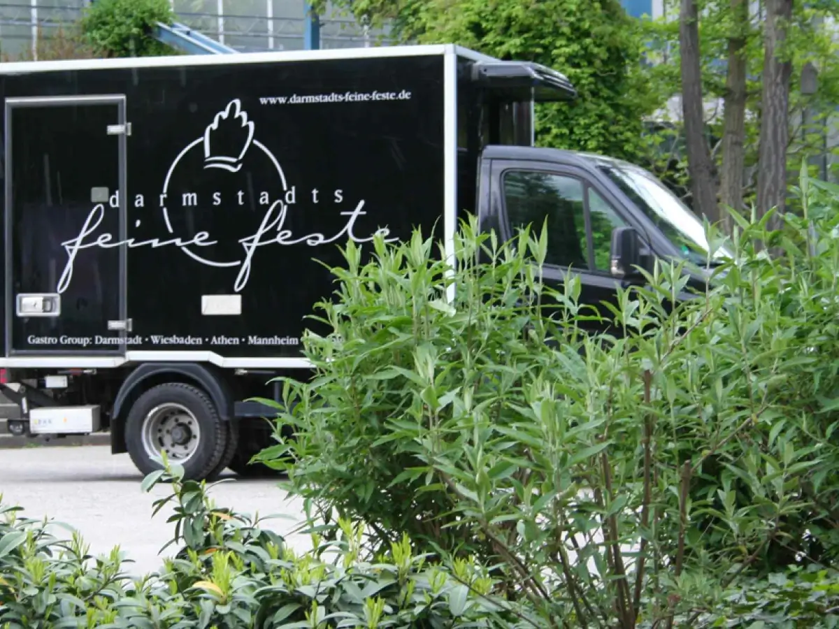 schwarzer Lieferwagen mit Branding feine feste