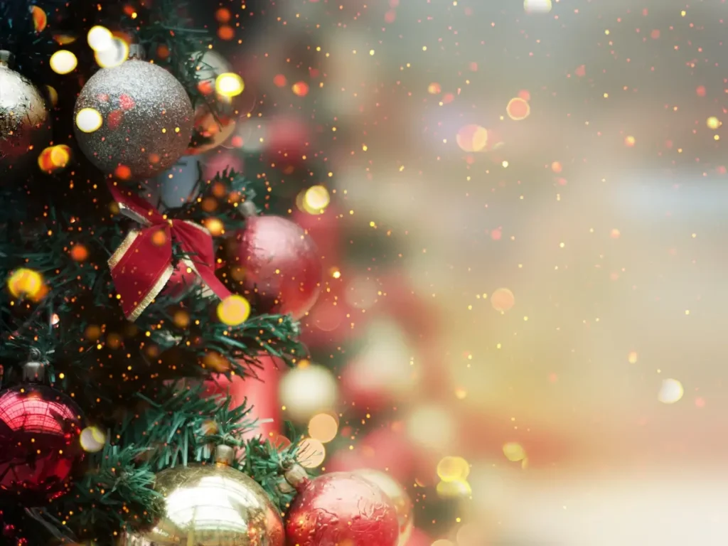 Detailaufnahme eines geschmückten Weinahctsbaumes